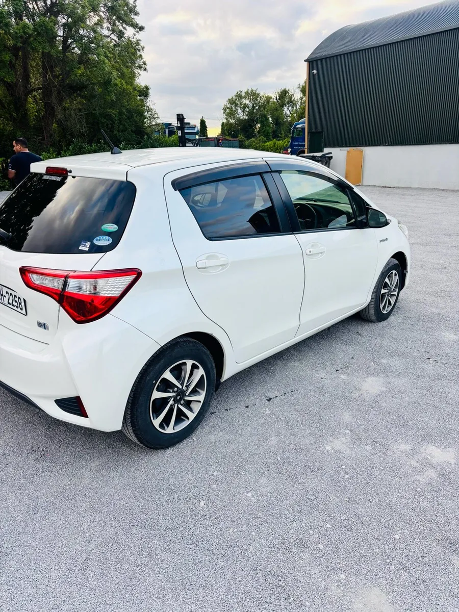 Toyota Vitz hybrid 1.5 low km - Image 4