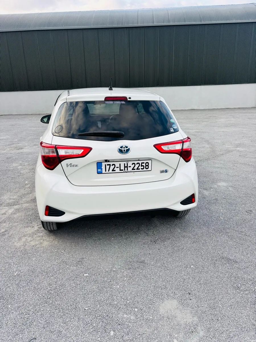 Toyota Vitz hybrid 1.5 low km - Image 3