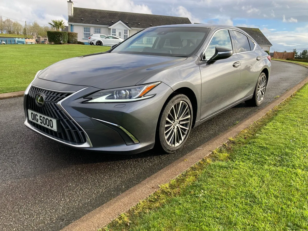 2025, Lexus ES 300h Premium Edition - Image 2