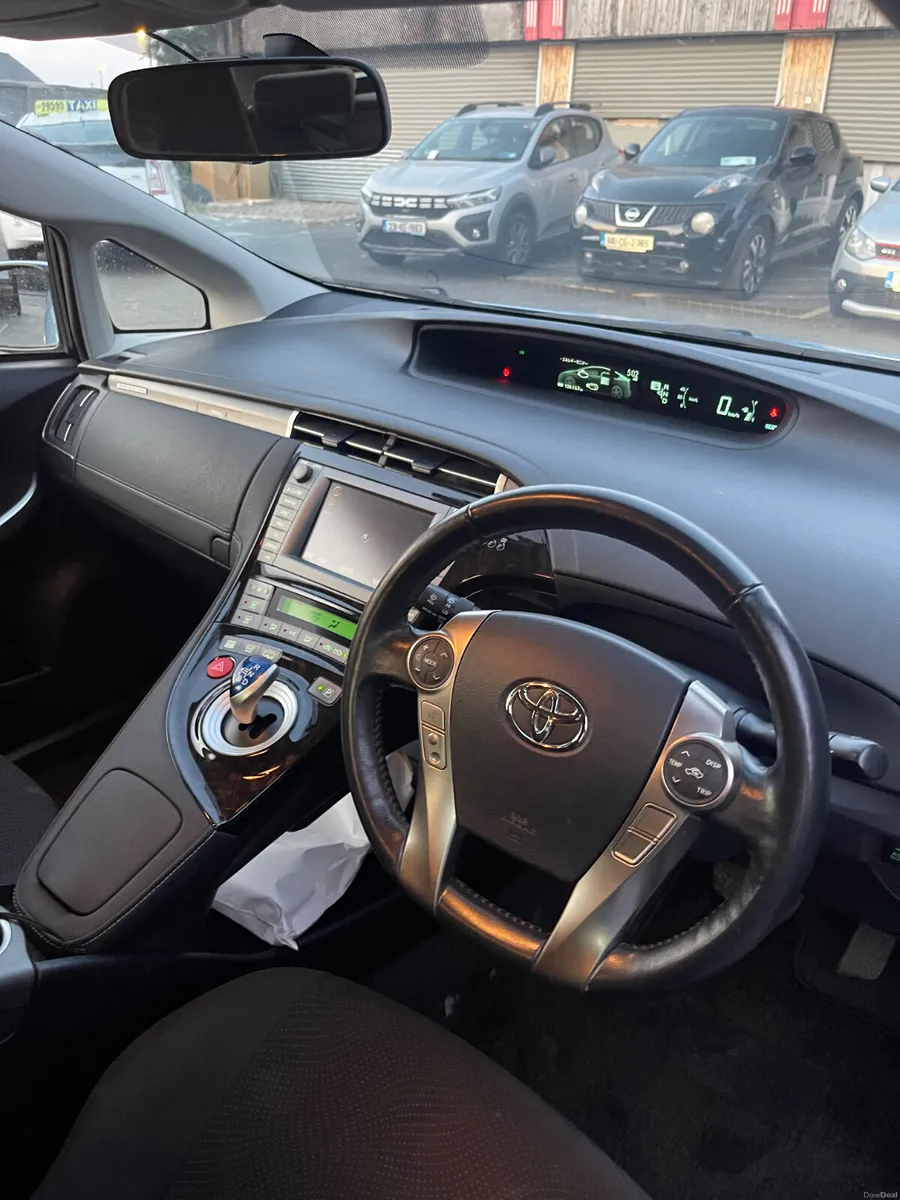 2014 Toyota Prius plug in hybrid - Image 5