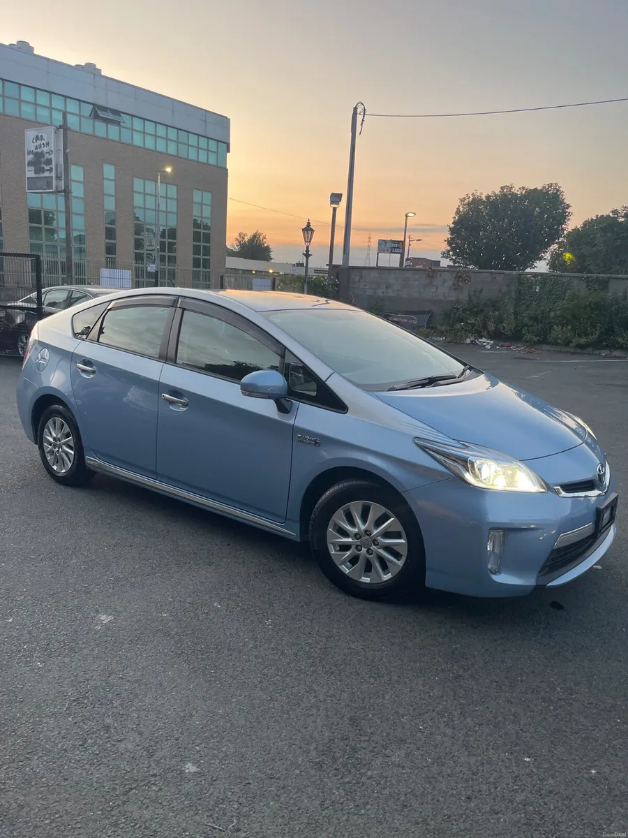2014 Toyota Prius plug in hybrid - Image 2