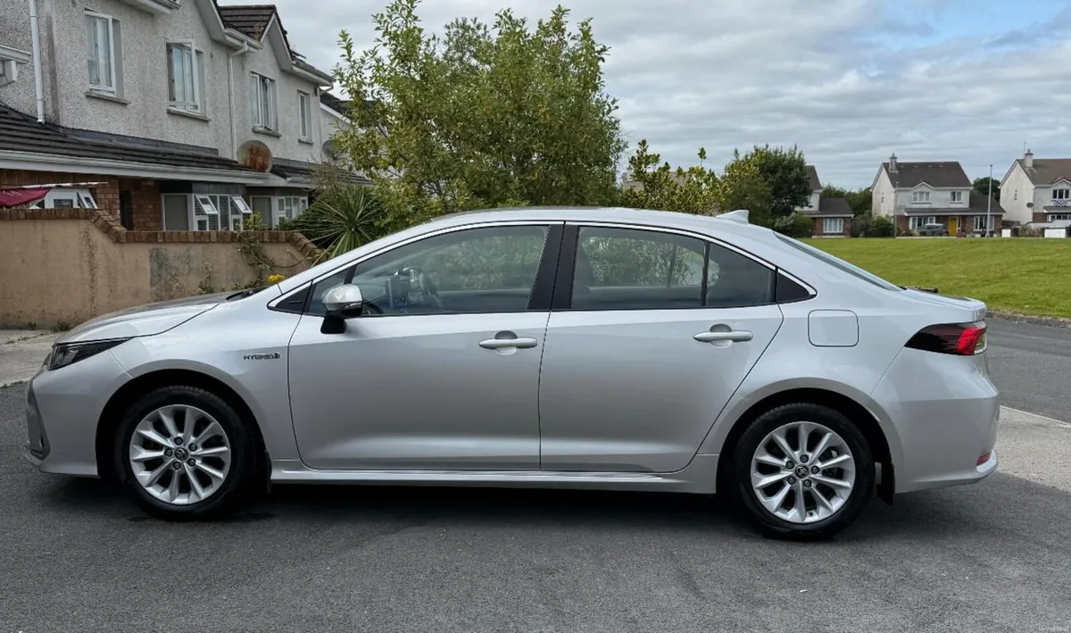 2021 Toyota Luna Hybrid with Toyota WARRANTY - Image 6