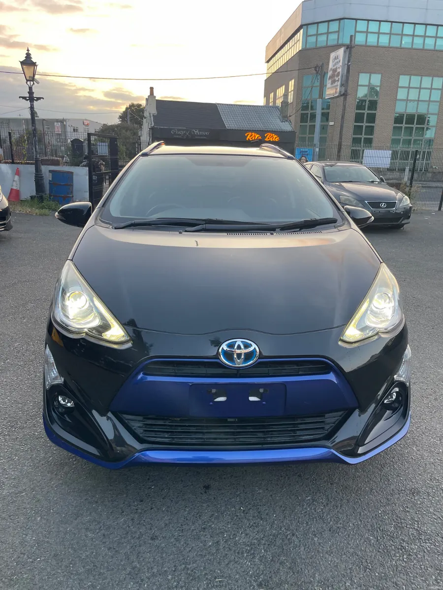 2015 Toyota Aqua hybrid (urban) - Image 2
