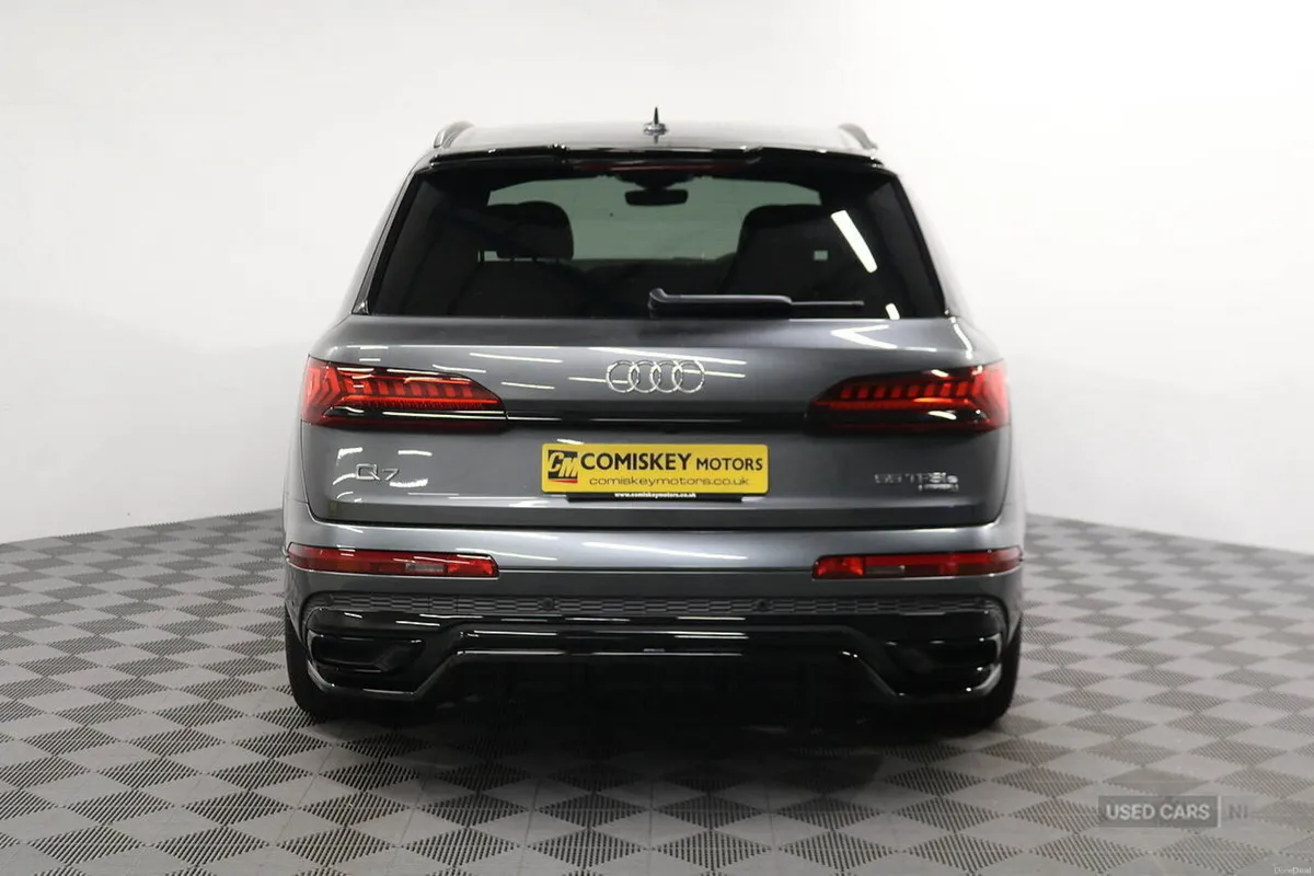 Audi Q7 TFSIe V6 Black Edition - Image 5