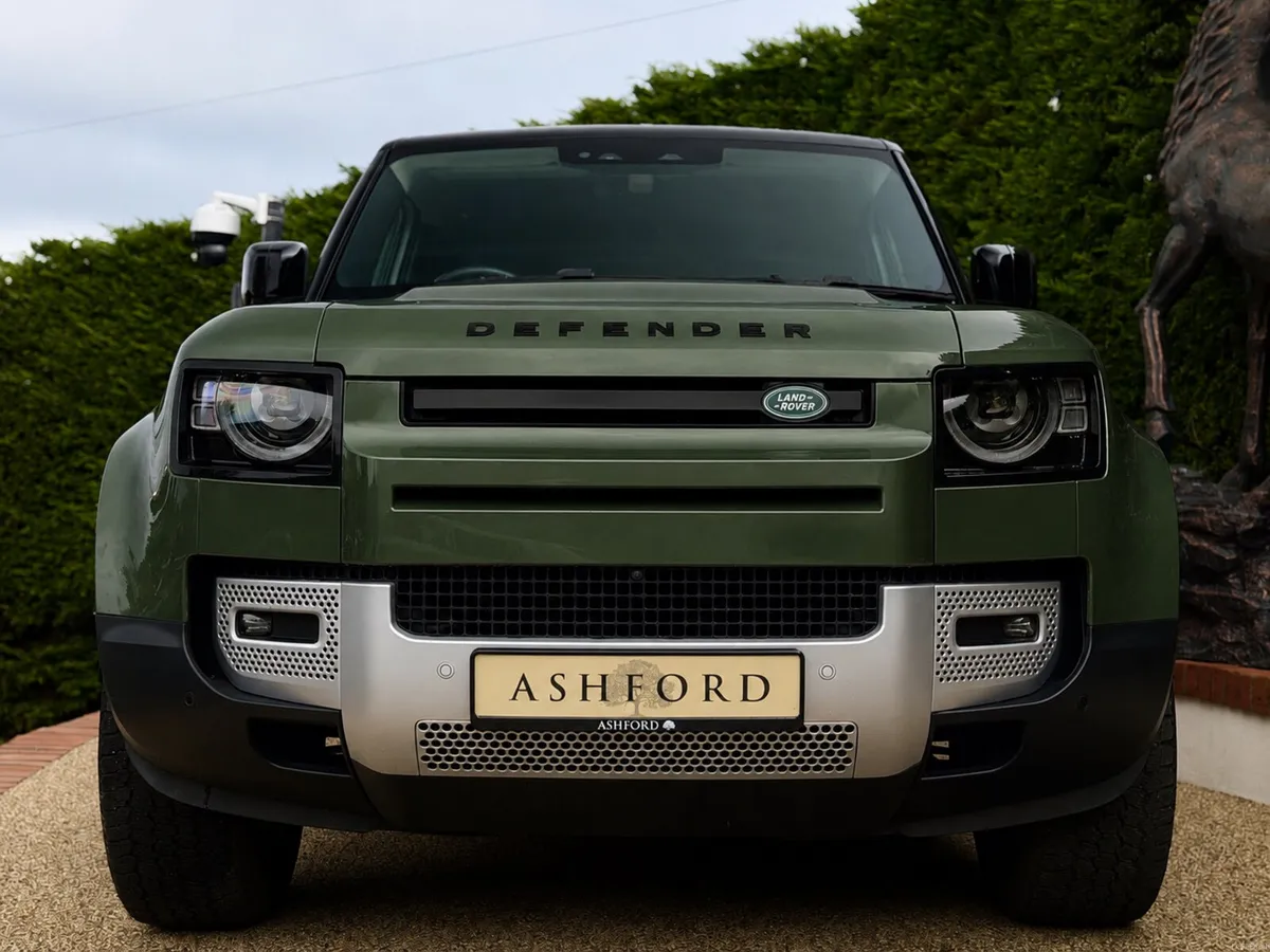 Land Rover Defender 2023 - Image 2