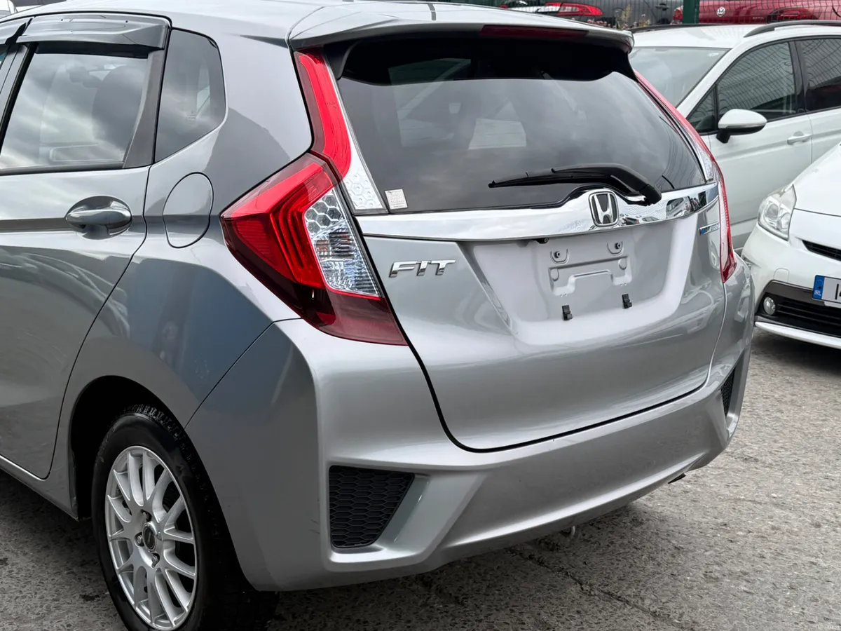 2014 Honda Fit Hybrid / L Spec/ Car play - Image 6