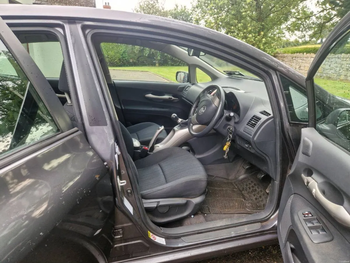 Toyota auris. 1.4 diesel 2008 - Image 4