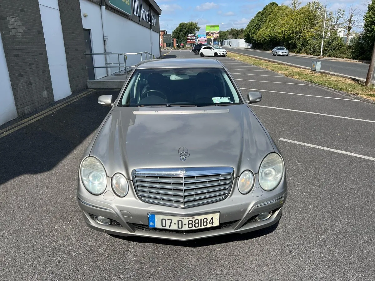 MERCEDES BENZ E200 AUTOMATIC - Image 4