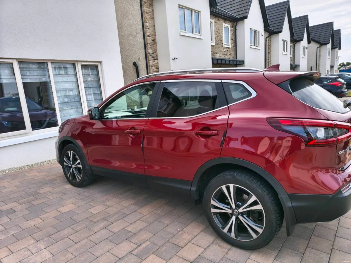 Nissan Qashqai 1.2 SV Premium SS Part LEA 4DR - Image 3
