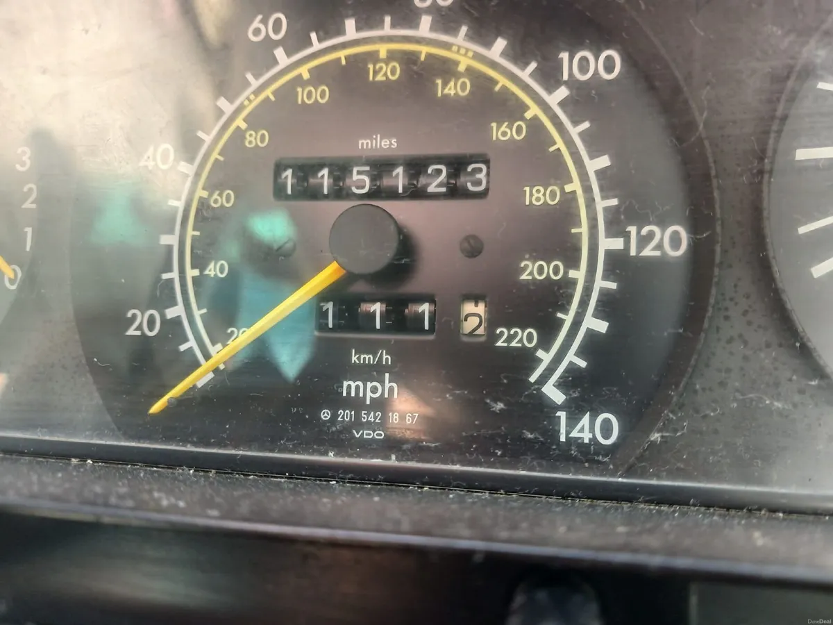 Mercedes Benz E190 1991 - Image 3
