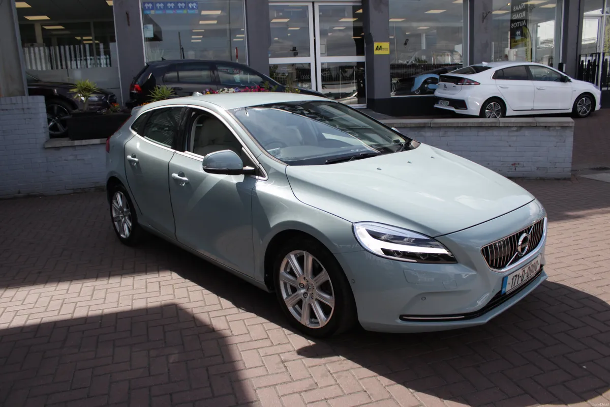 2017 VOLVO V40 D4 INSCRIPTION 5DR HATCHBACK AUTO - Image 1