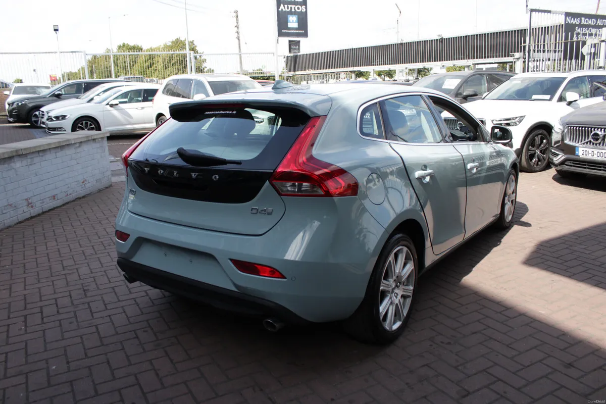 2017 VOLVO V40 D4 INSCRIPTION 5DR HATCHBACK AUTO - Image 4