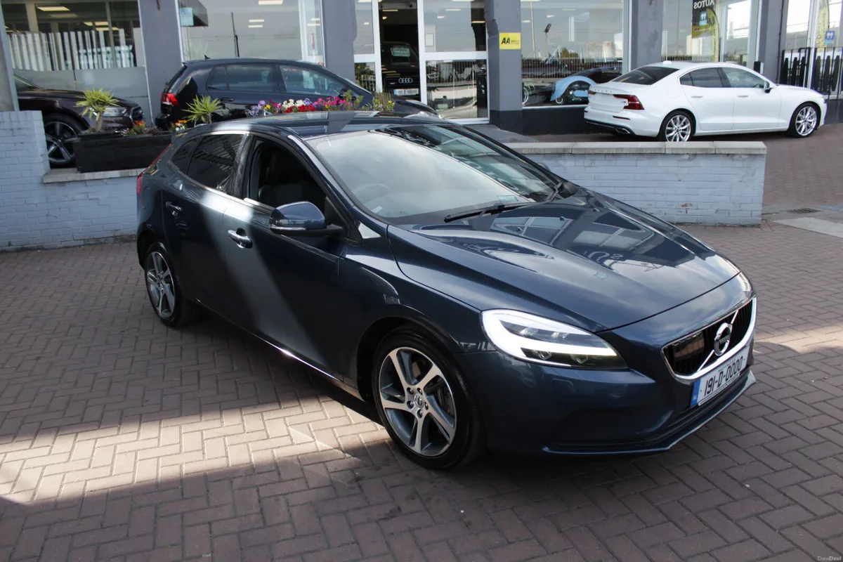 2019 VOLVO V40 D4 2.0 5DR HATCHBACK AUTOMATIC - Image 1