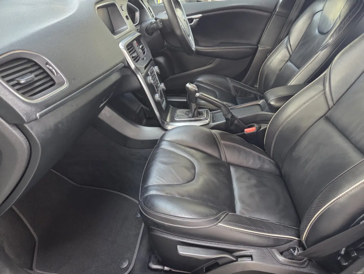 Volvo V40 2.0 D2 R-DESIGN PRO 120BHP TOP SPEC - Image 6