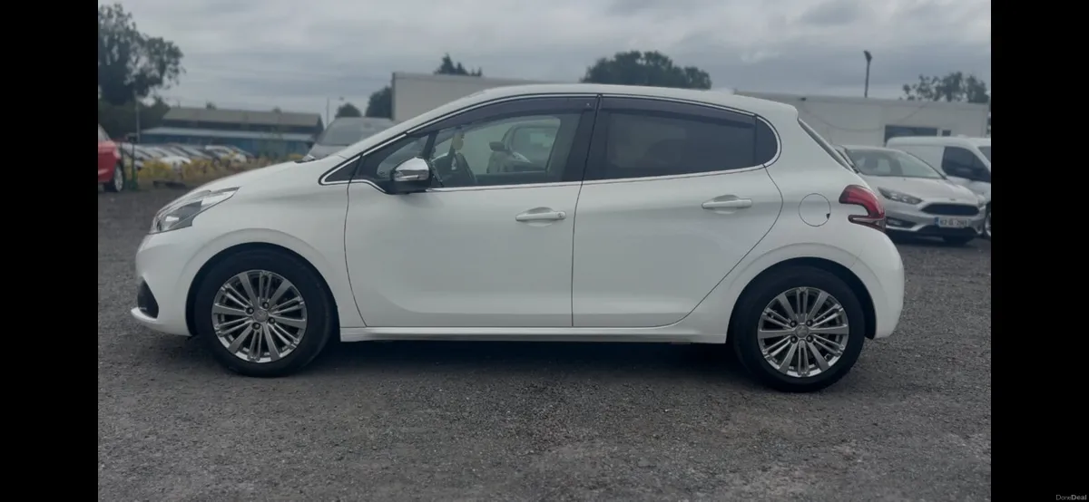Peugeot 208 2016 1.2 automatic low kms - Image 4