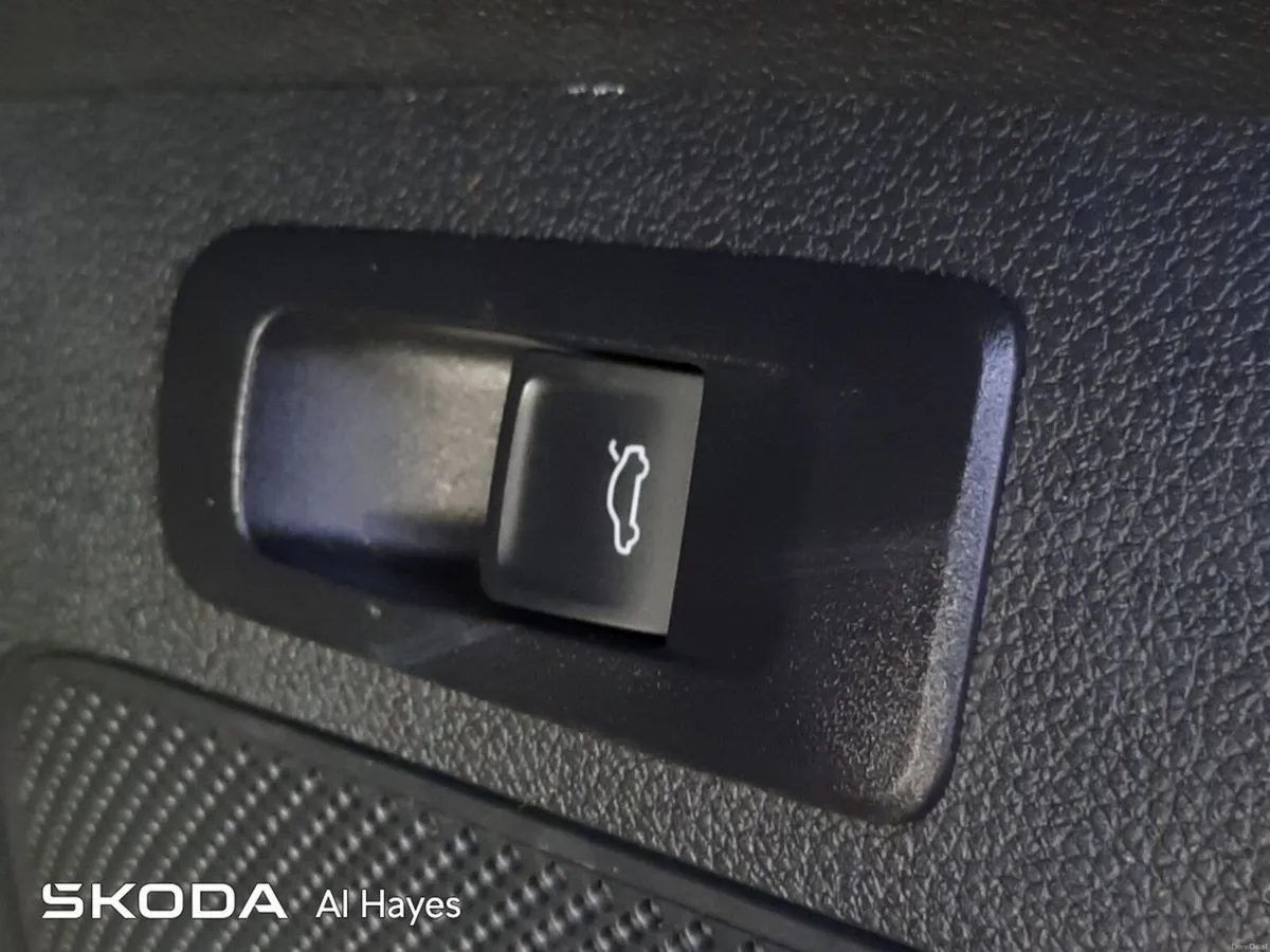 Skoda Karoq **PANORAMIC SUNROOF**ELECTRIC BOOT**ST - Image 3