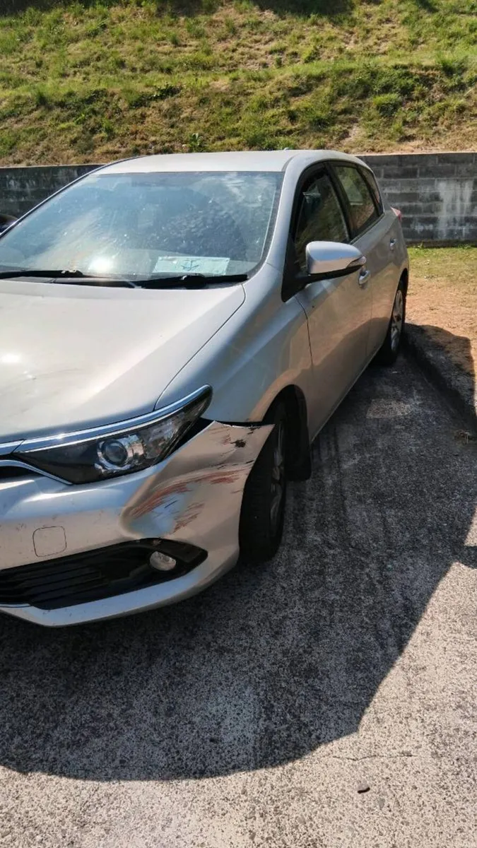Toyota Auris 2016 - Image 2