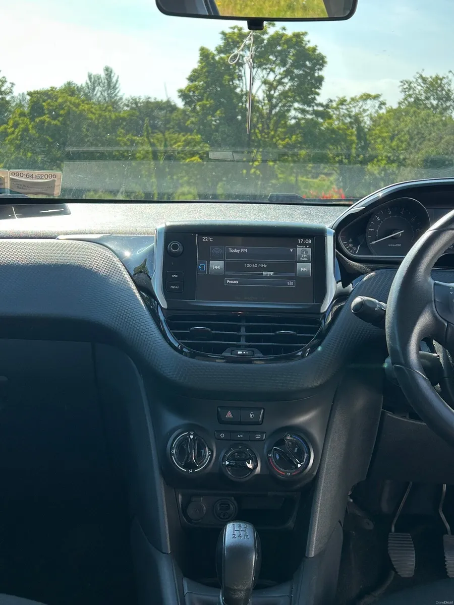 Peugeot 208 2016 (manual) - Image 2