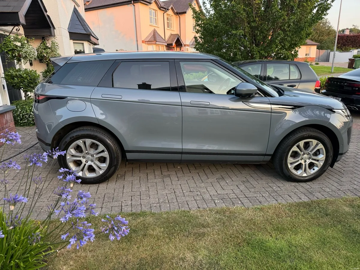 Range Rover Petrol Hybrid 300 PHEV - Image 1
