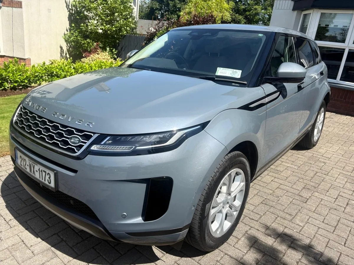 Range Rover Petrol Hybrid 300 PHEV - Image 3