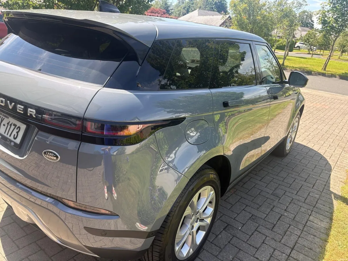 Range Rover Petrol Hybrid 300 PHEV - Image 5