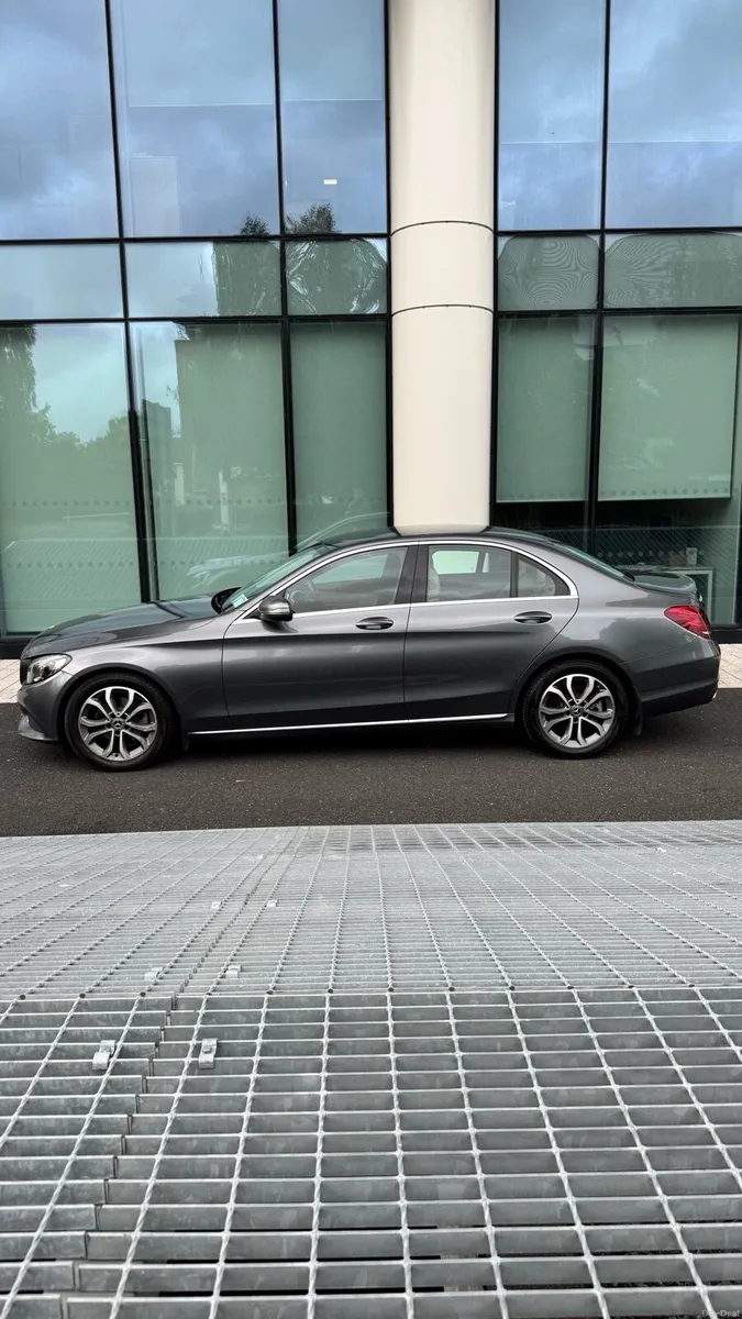 Mercedes C200 *IMMACULATE* - Image 2