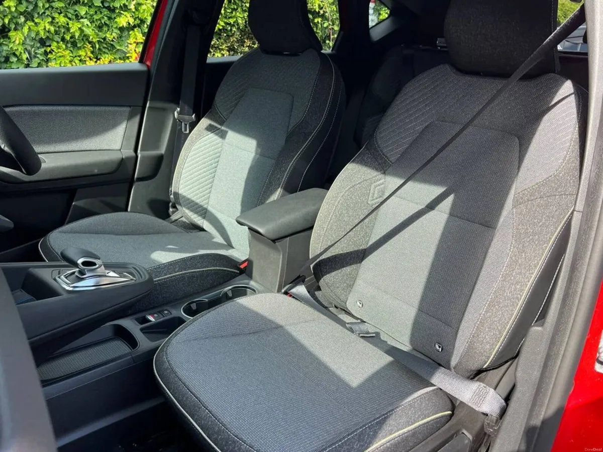 Renault Captur 1.3 TCE HYBRID AUTO ** DELIVERY MIL - Image 6