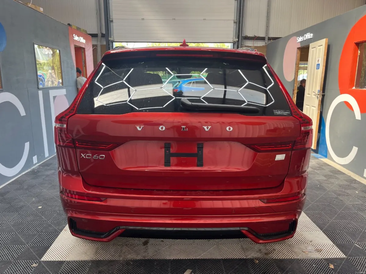 Volvo XC60 2024 VOLVO XC60 T6 PLUG-IN 2.0 AUTOMATI - Image 3