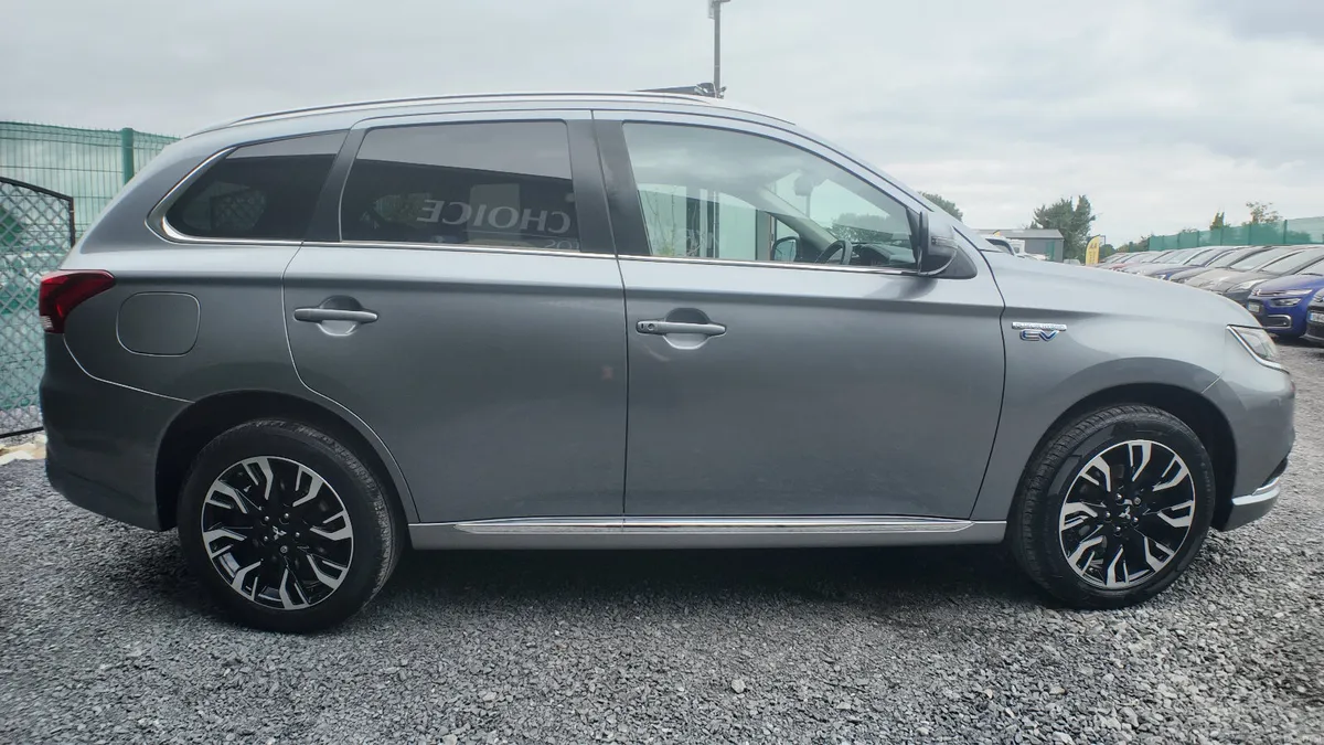 2017 Mitsubishi Outlander 2.0L Petrol Hybrid - Image 5