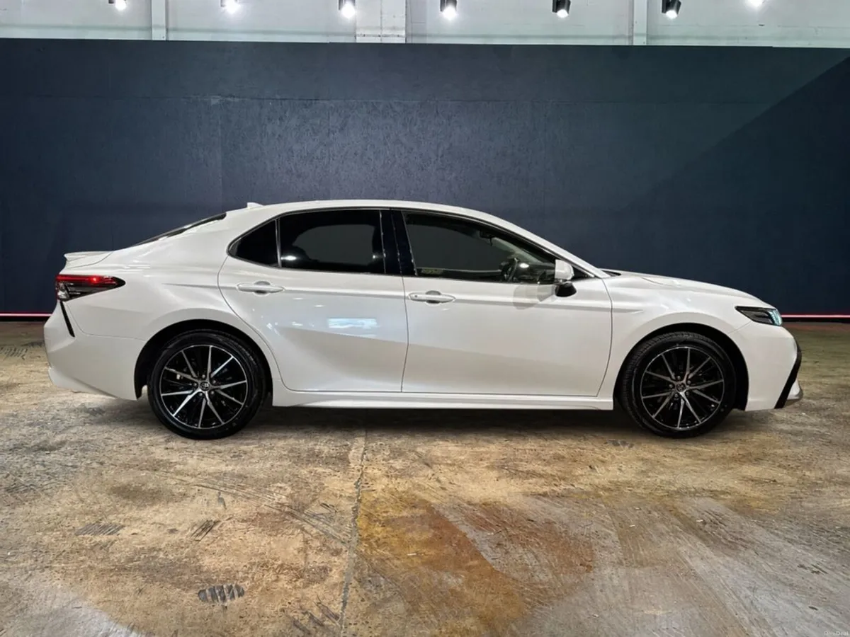 Toyota Camry 2.5 HYBRID AUTOMATIC - BLACK HALF LEA - Image 2