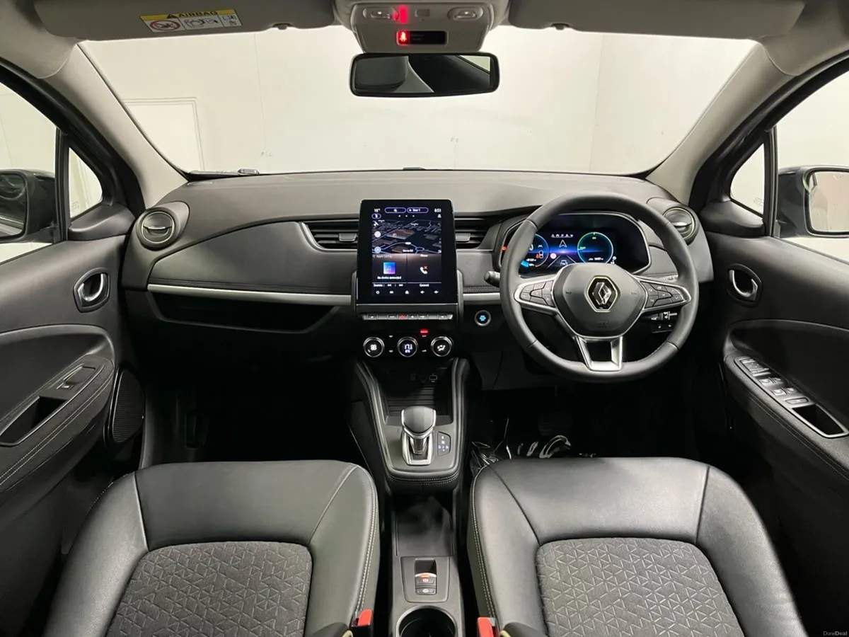 Renault Zoe Techno Boost Charge 50kWh - Reversing - Image 4