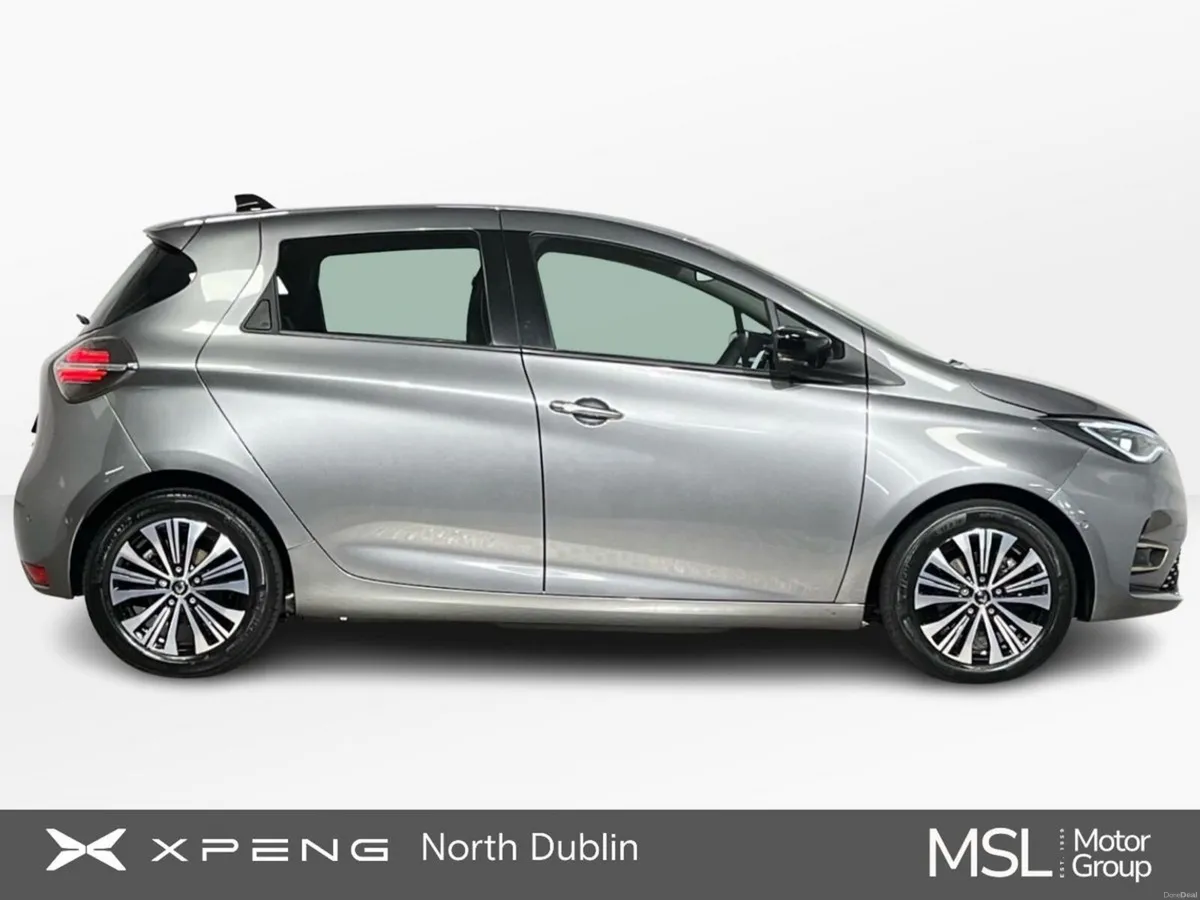 Renault Zoe Techno Boost Charge 50kWh - Reversing - Image 5