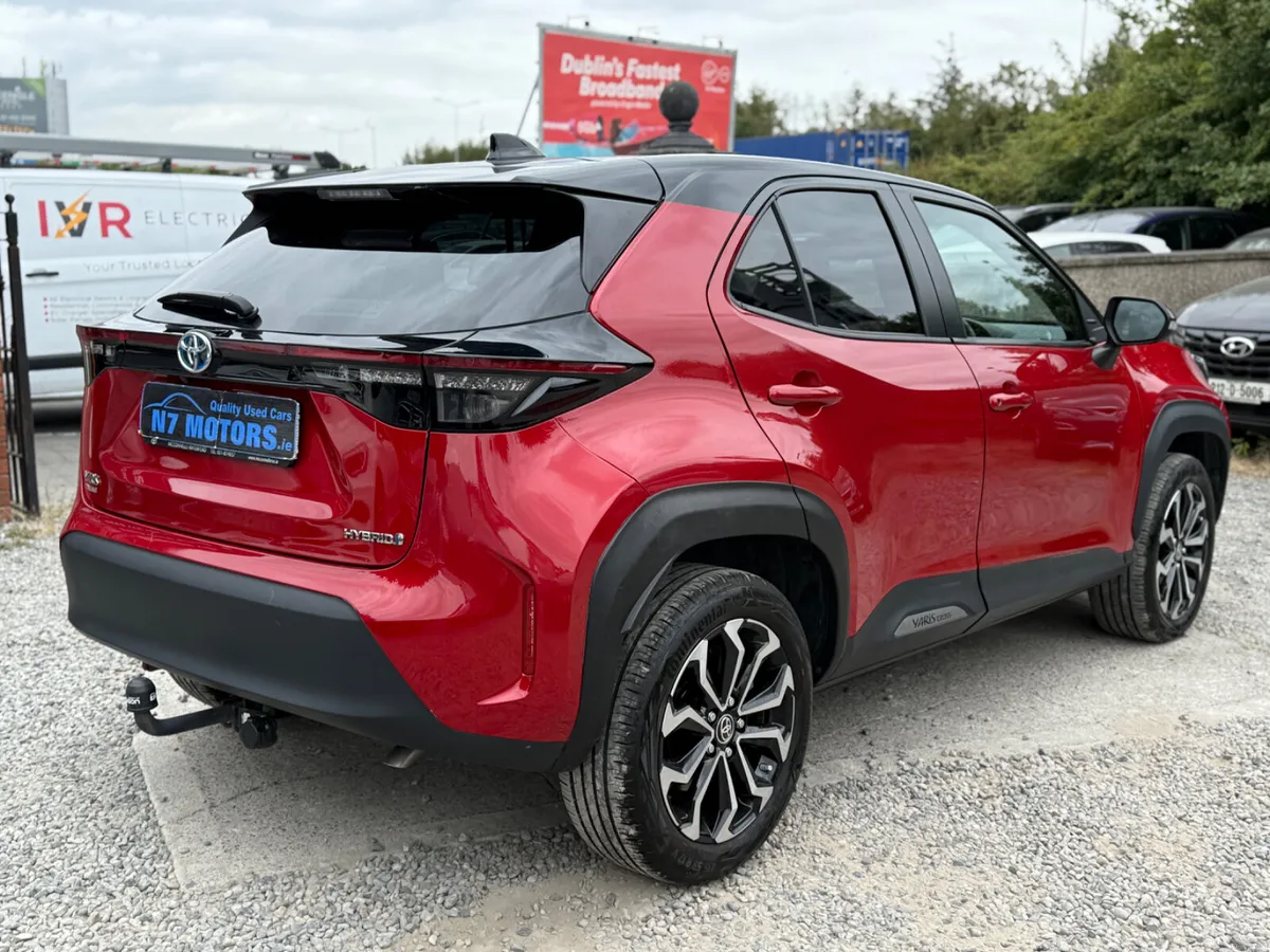 2023 Toyota Yaris Cross 1.5 HYBRID LUNA SPORT AUTO - Image 3