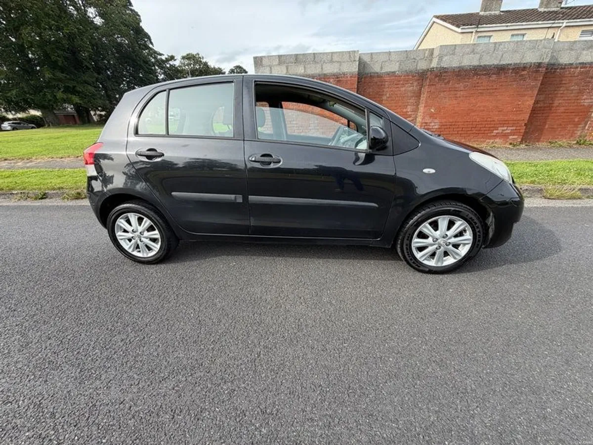 2011 Toyota Yaris - Image 3