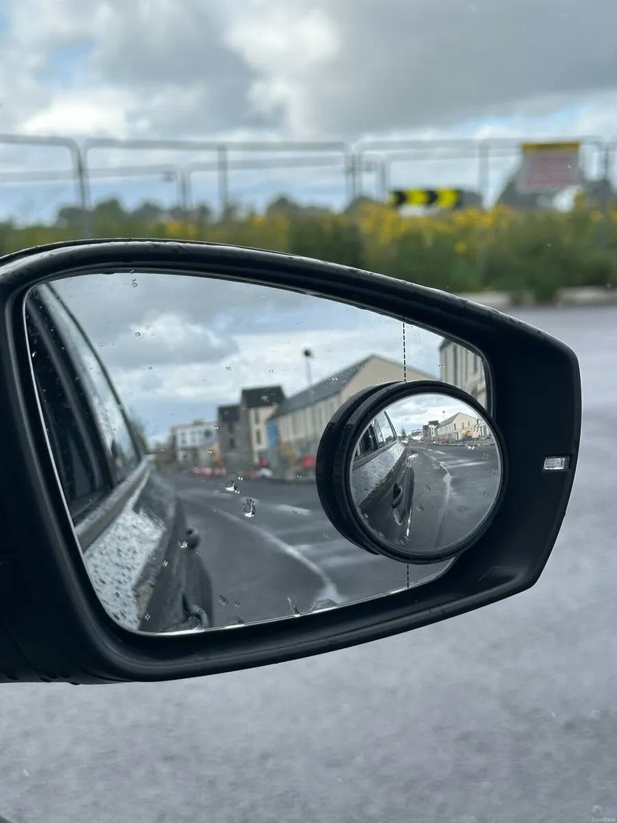 Volkswagen Polo (with reverse camera) - Image 6