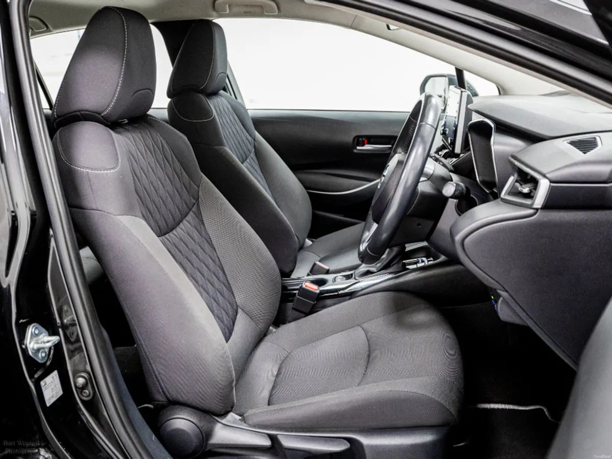 Toyota Corolla Luna Hybrid Auto 120HP - Image 3