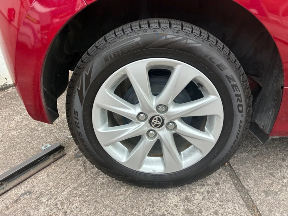 Toyota Yaris 5BA-MXPA10 5DRS - Image 2