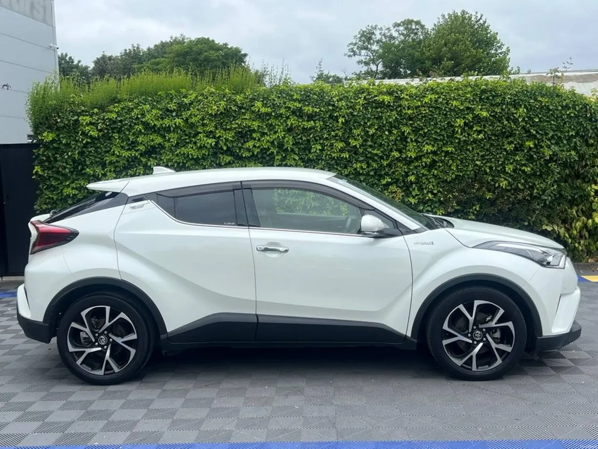 Toyota C-HR 1.8 HYBRID AUTO // HALF LEATHER HEATED - Image 2