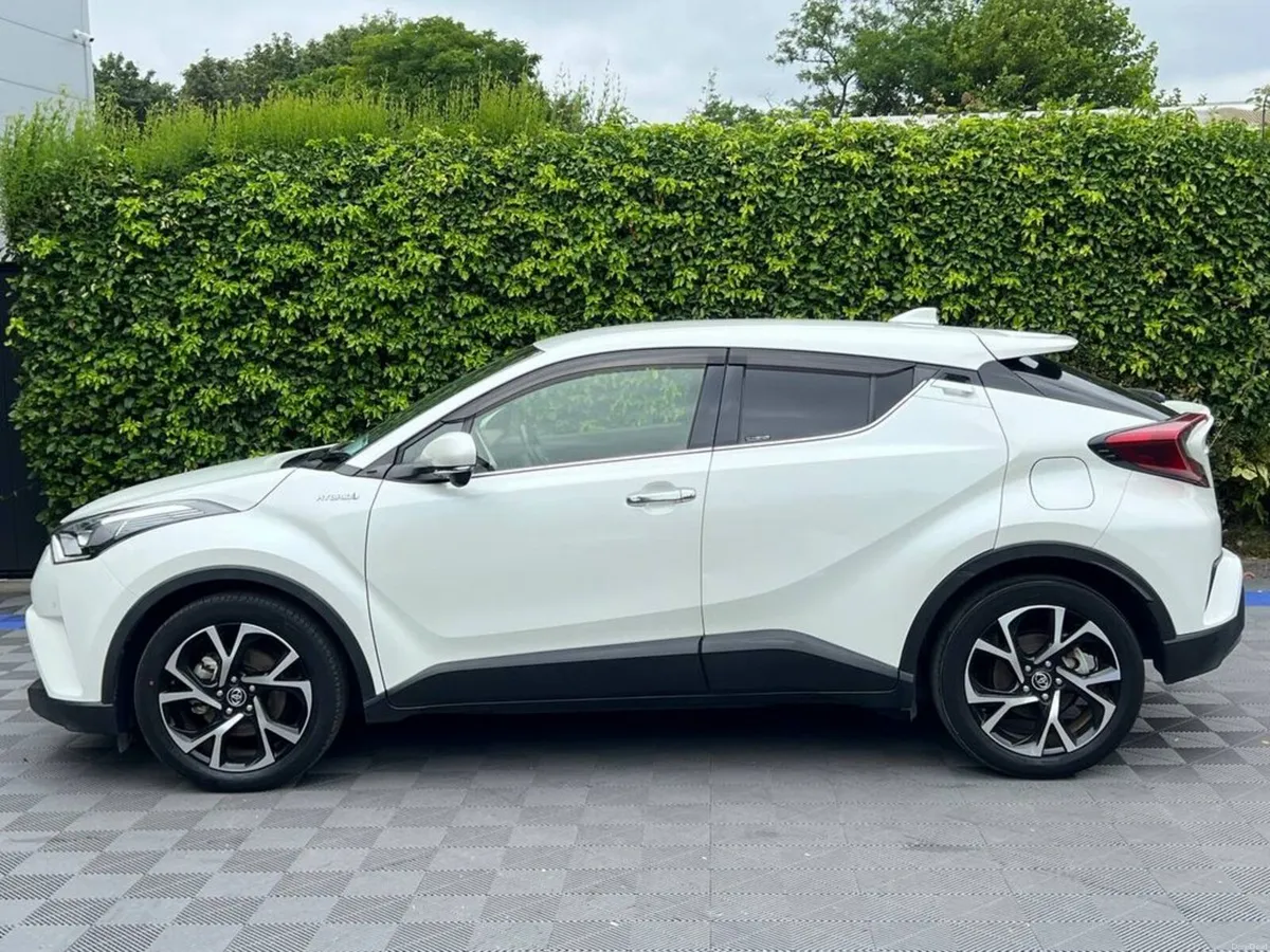 Toyota C-HR 1.8 HYBRID AUTO // HALF LEATHER HEATED - Image 3