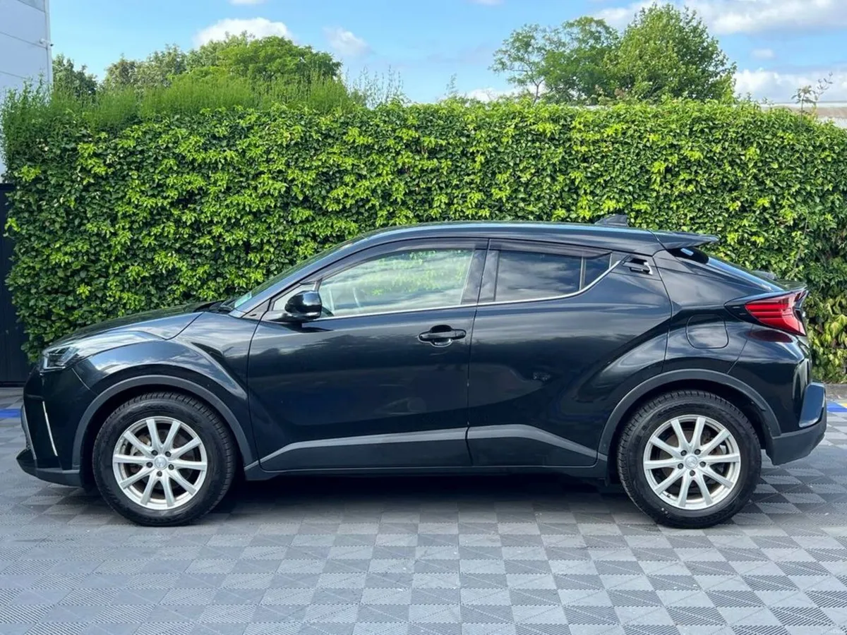 Toyota C-HR 1.8 HYBRID AUTO // APPLE CARPLAY/ANDRO - Image 3