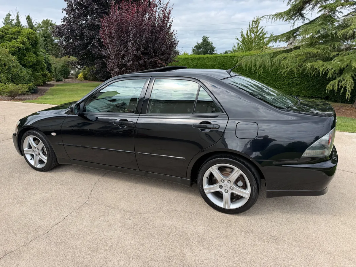 2003 LEXUS IS200 SE | SUNROOF | BLACK HALF LEATHER - Image 5