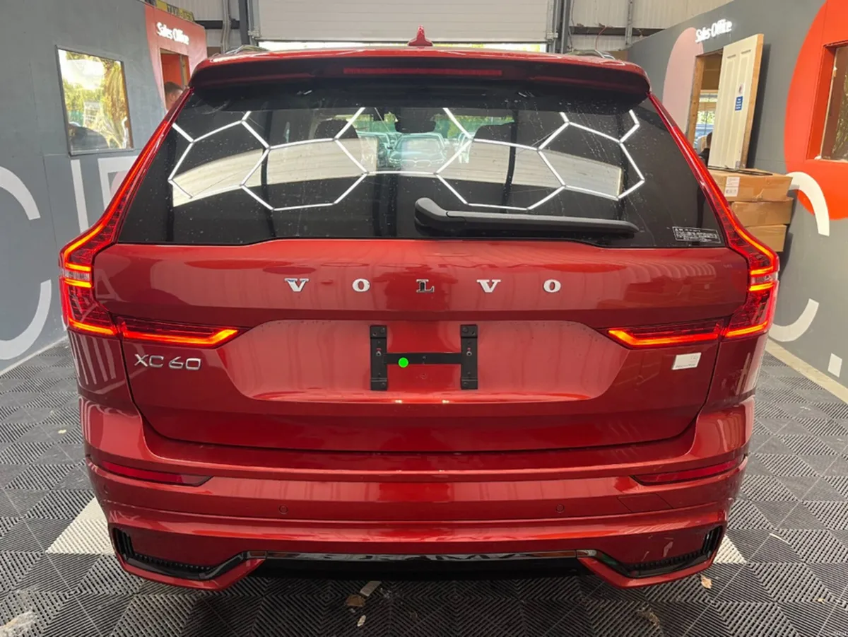 Volvo XC60 2024 VOLVO XC60 T6 PLUG-IN 2.0 AUTOMATI - Image 3