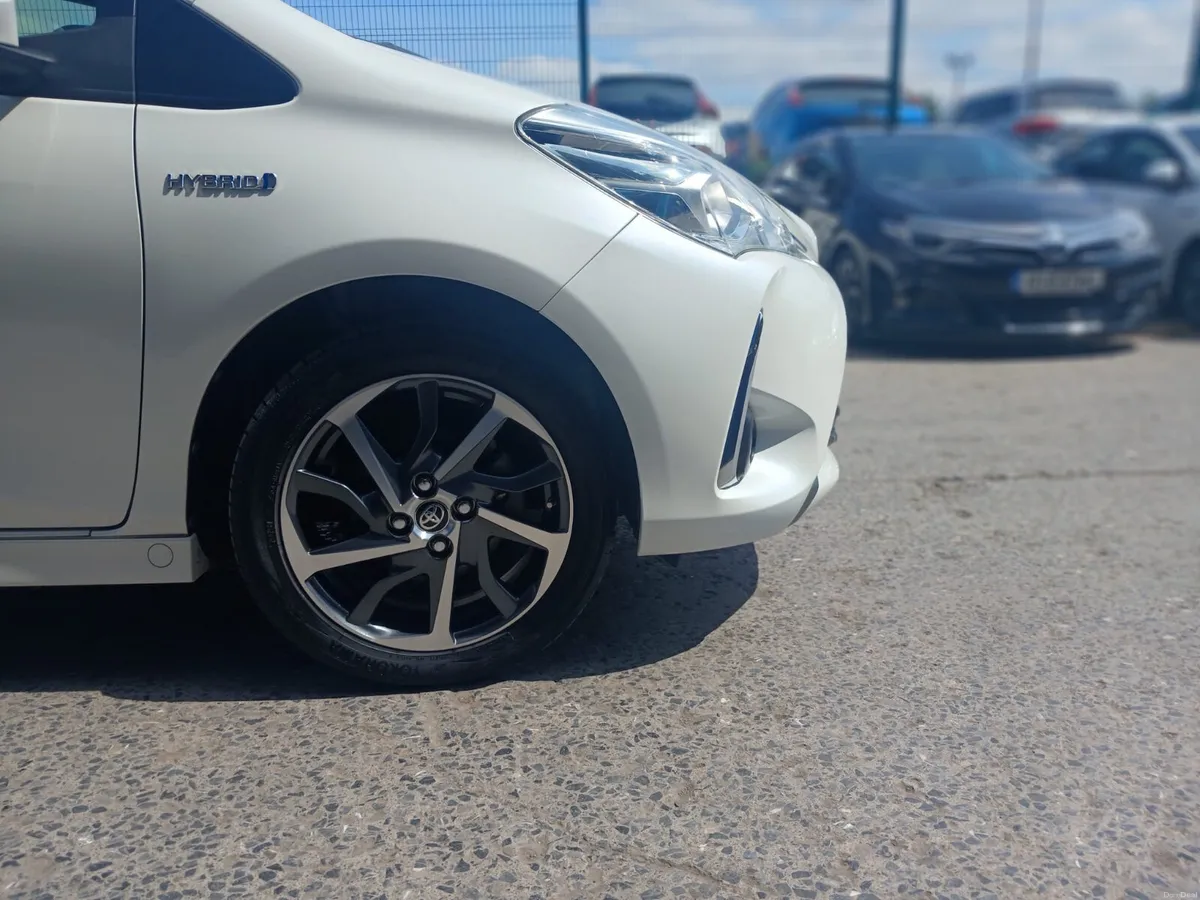2017 Toyota Vitz Hybrid Automatic - Image 5