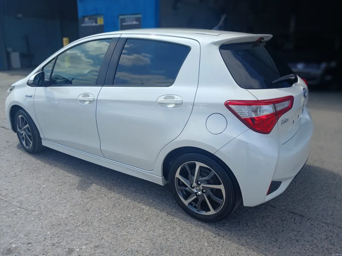 2017 Toyota Vitz Hybrid Automatic - Image 6