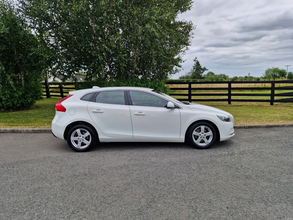 Volvo V40 Diesel (NCT TESTED AND TAXED)!!! - Image 5