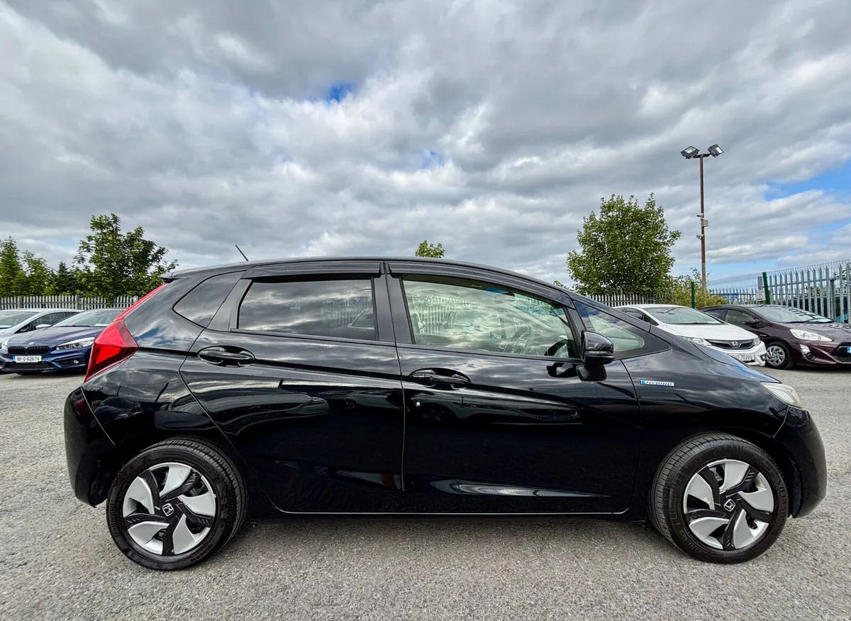 HONDA FIT 2014  (1.5, HYBRID) - Image 4