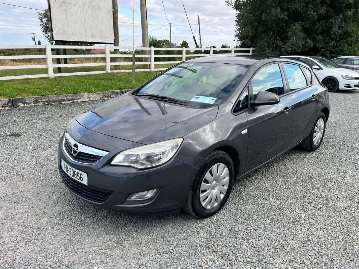 Opel Astra 2011 - Image 2