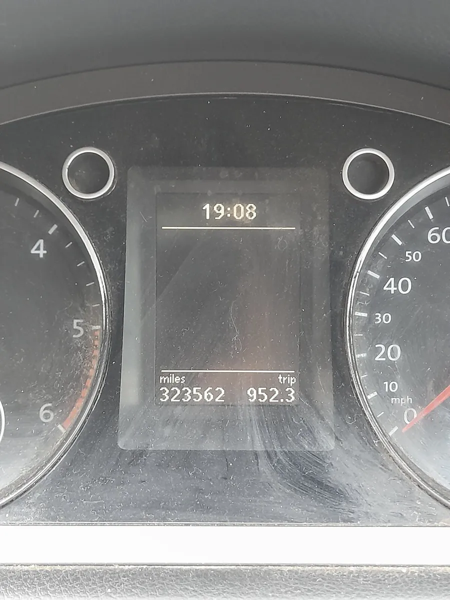 Volkswagen Passat 2010 - Image 2