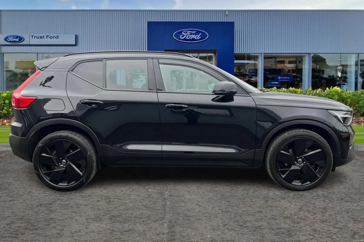 Volvo XC40 Plus Black Edition - Image 3