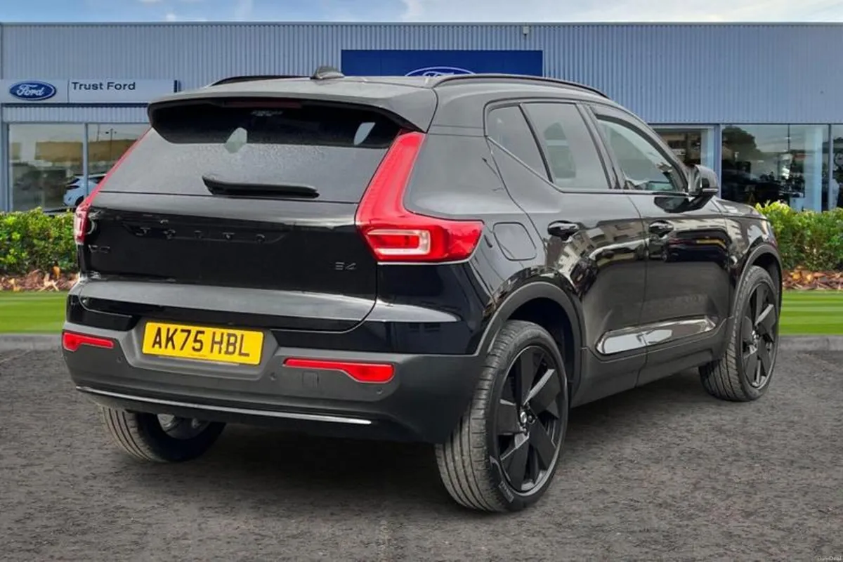 Volvo XC40 Plus Black Edition - Image 4
